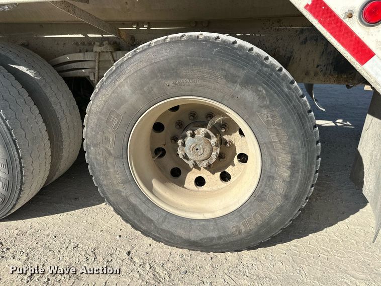 image for item DW4264 2002 Volvo VNL ready mix truck