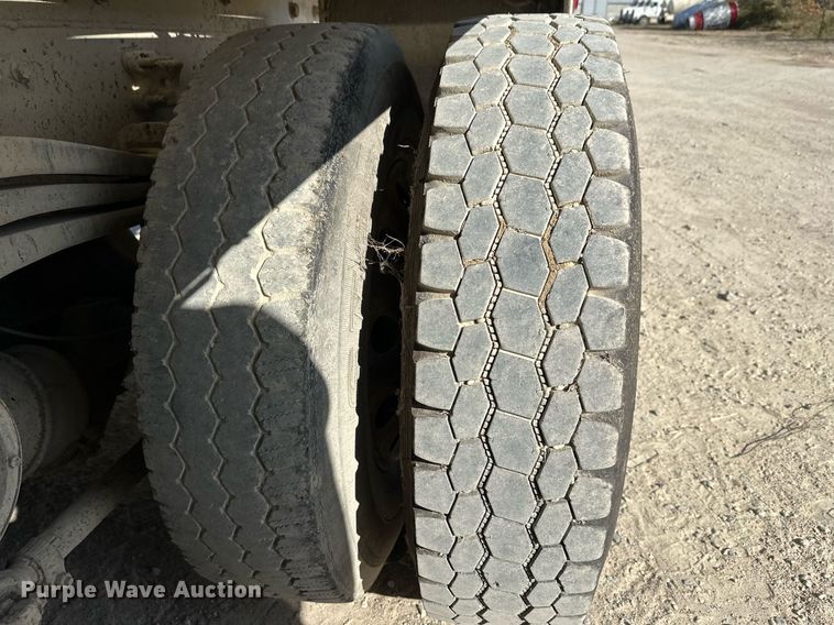 image for item DW4264 2002 Volvo VNL ready mix truck