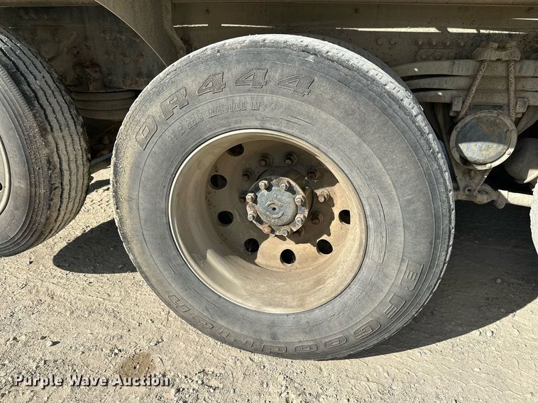 image for item DW4264 2002 Volvo VNL ready mix truck