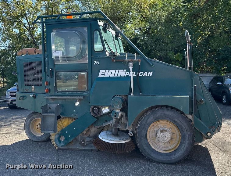 image for item DW4290 2004 Elgin Pelican street sweeper