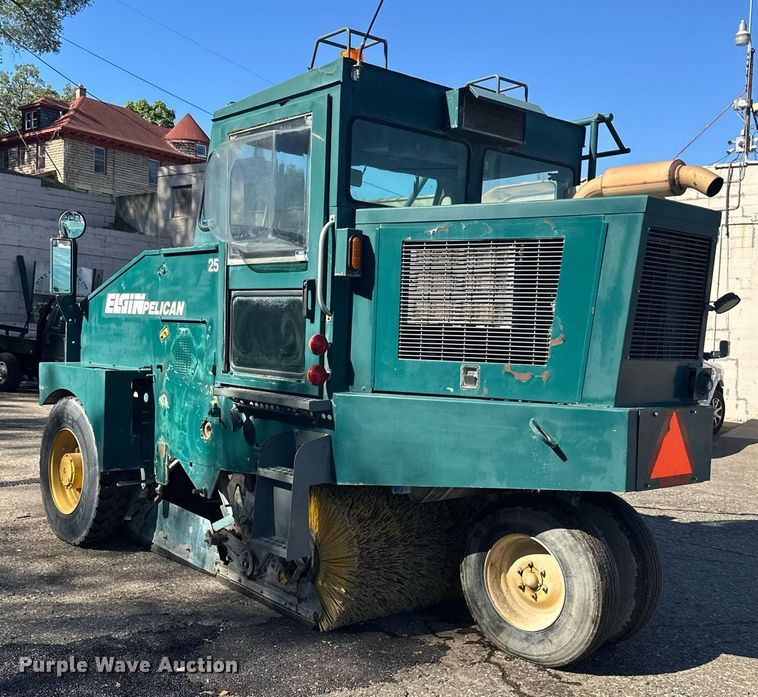 image for item DW4290 2004 Elgin Pelican street sweeper