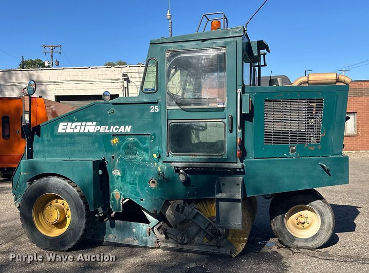 image for item DW4290 2004 Elgin Pelican street sweeper