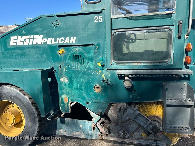 image for item DW4290 2004 Elgin Pelican street sweeper