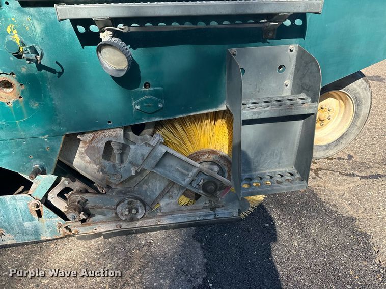 image for item DW4290 2004 Elgin Pelican street sweeper