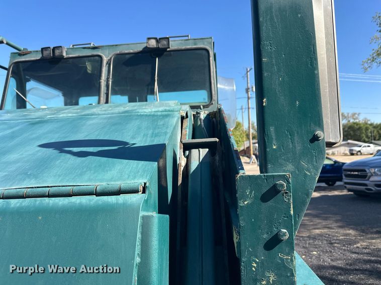 image for item DW4290 2004 Elgin Pelican street sweeper