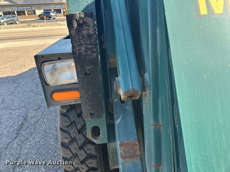 image for item DW4290 2004 Elgin Pelican street sweeper