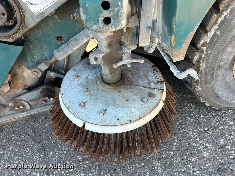 image for item DW4290 2004 Elgin Pelican street sweeper