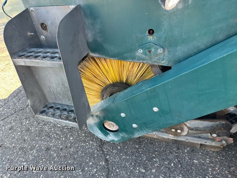 image for item DW4290 2004 Elgin Pelican street sweeper