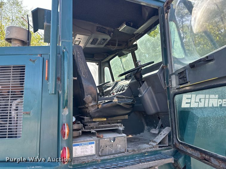 image for item DW4290 2004 Elgin Pelican street sweeper