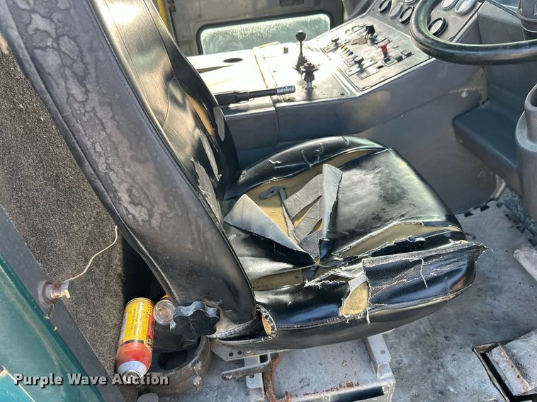 image for item DW4290 2004 Elgin Pelican street sweeper