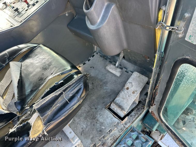 image for item DW4290 2004 Elgin Pelican street sweeper