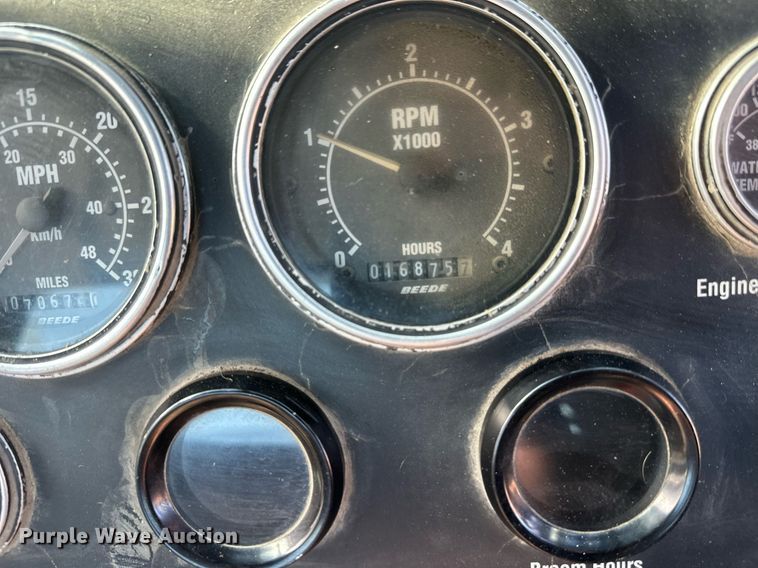 image for item DW4290 2004 Elgin Pelican street sweeper