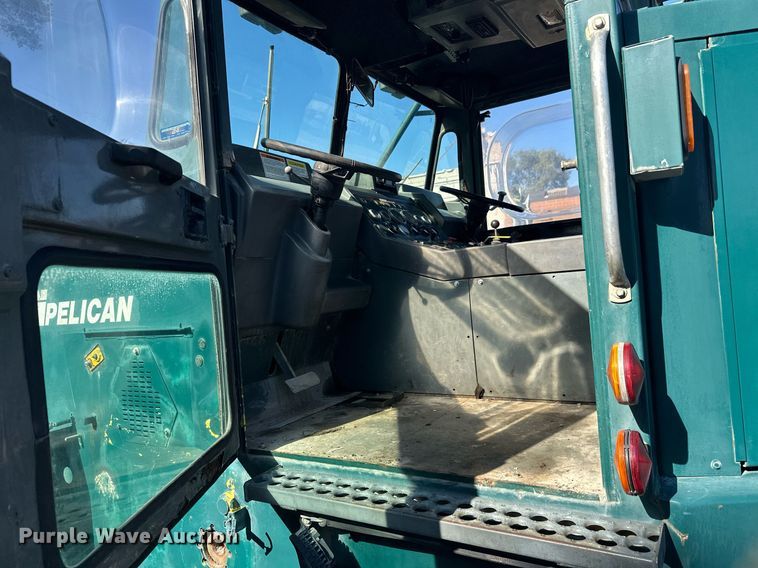 image for item DW4290 2004 Elgin Pelican street sweeper