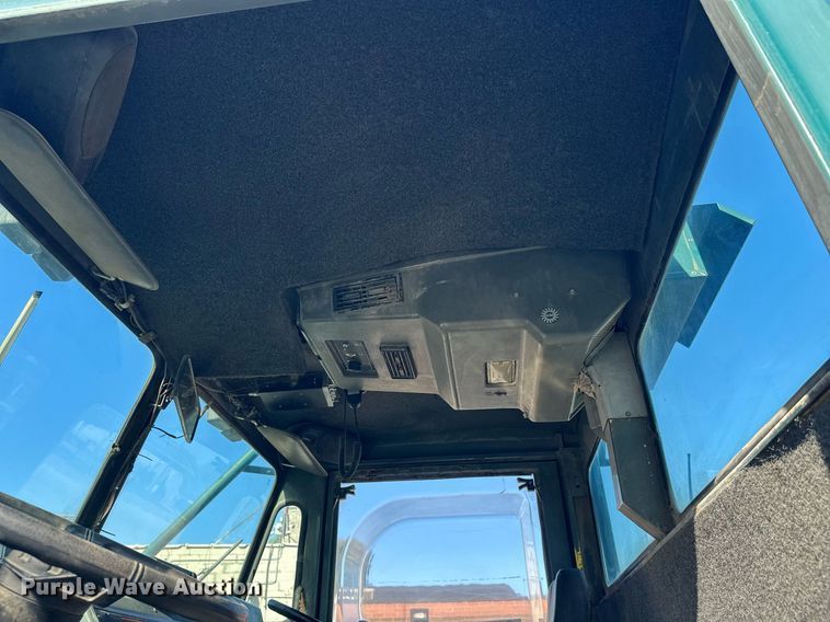 image for item DW4290 2004 Elgin Pelican street sweeper