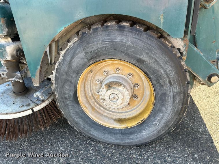 image for item DW4290 2004 Elgin Pelican street sweeper