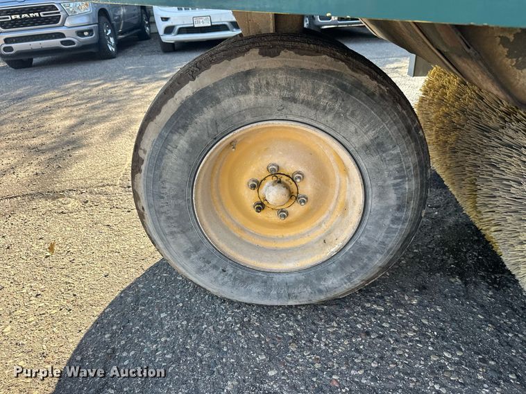 image for item DW4290 2004 Elgin Pelican street sweeper