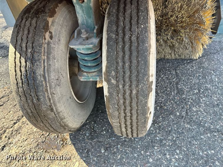 image for item DW4290 2004 Elgin Pelican street sweeper