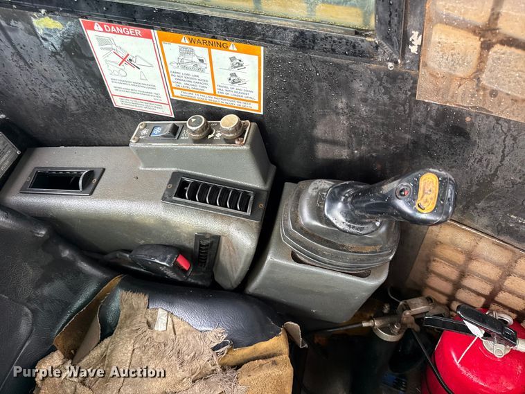 image for item DY8204 2005 ASV RC-100 tracked skid steer loader