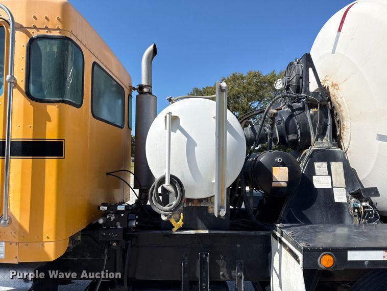 image for item DY8237 2000 Kenworth ready mix truck