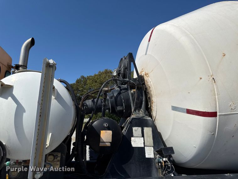 image for item DY8237 2000 Kenworth ready mix truck
