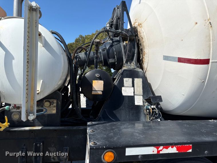 image for item DY8237 2000 Kenworth ready mix truck