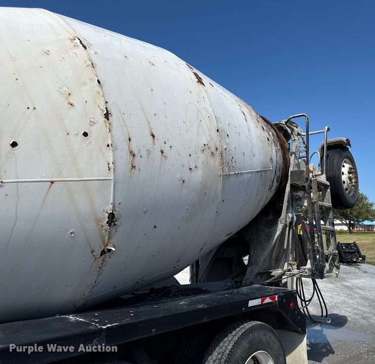 image for item DY8237 2000 Kenworth ready mix truck