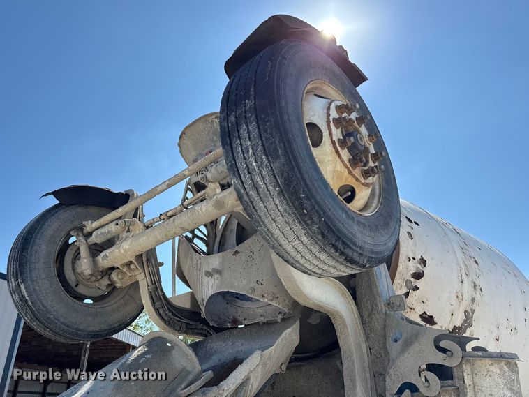 image for item DY8237 2000 Kenworth ready mix truck