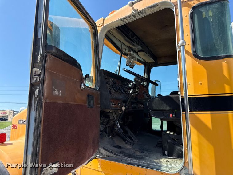 image for item DY8237 2000 Kenworth ready mix truck