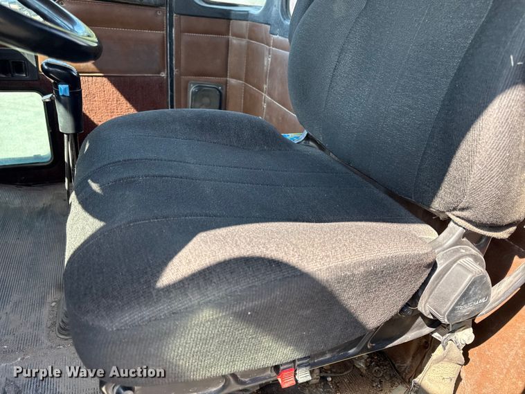 image for item DY8237 2000 Kenworth ready mix truck