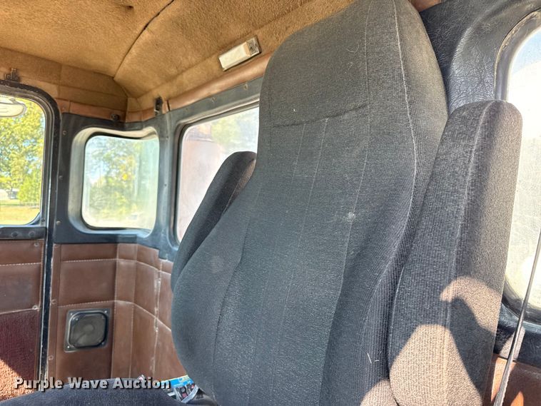 image for item DY8237 2000 Kenworth ready mix truck