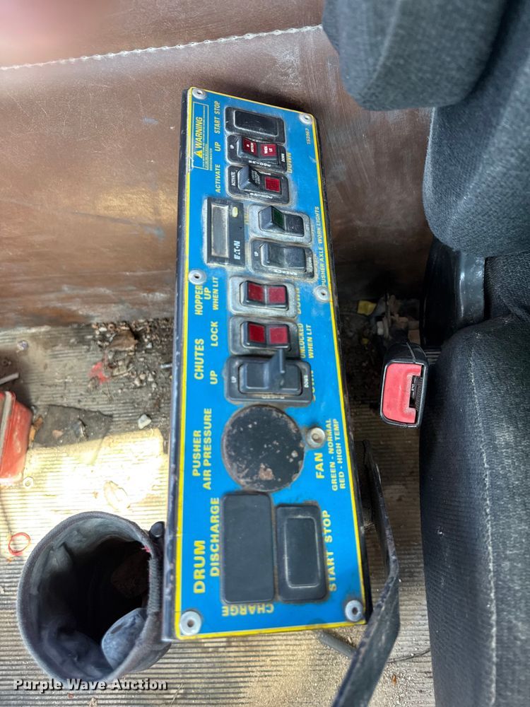 image for item DY8237 2000 Kenworth ready mix truck