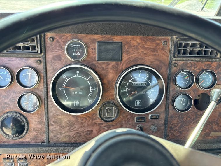 image for item DY8237 2000 Kenworth ready mix truck