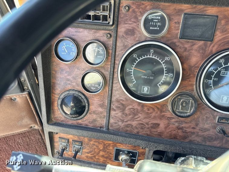 image for item DY8237 2000 Kenworth ready mix truck