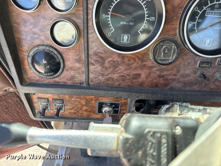 image for item DY8237 2000 Kenworth ready mix truck