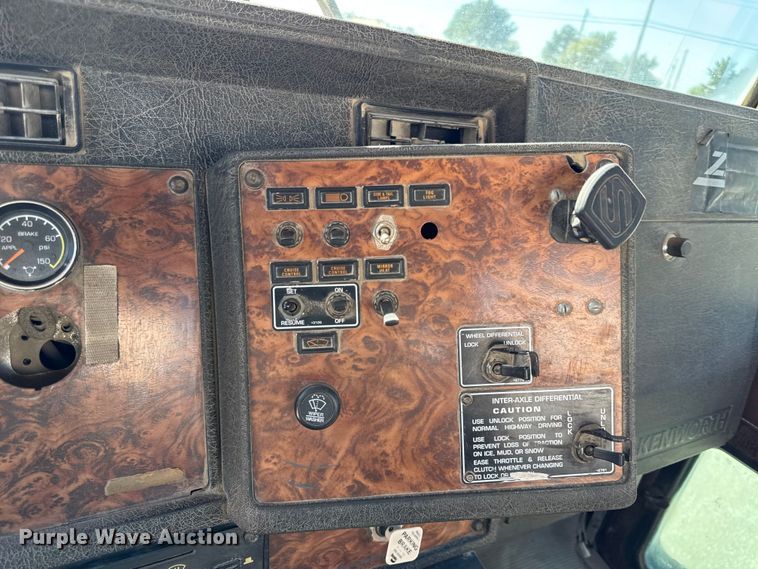 image for item DY8237 2000 Kenworth ready mix truck