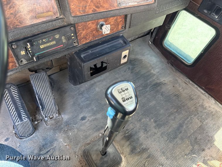 image for item DY8237 2000 Kenworth ready mix truck