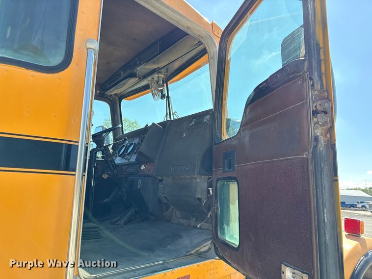 image for item DY8237 2000 Kenworth ready mix truck