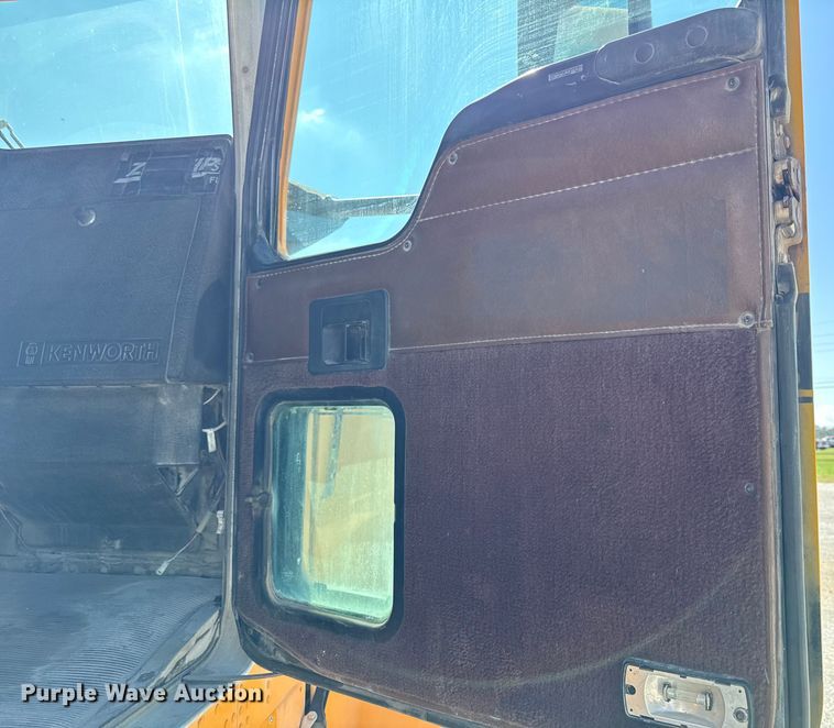 image for item DY8237 2000 Kenworth ready mix truck