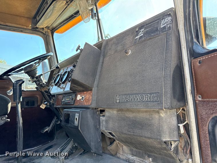 image for item DY8237 2000 Kenworth ready mix truck