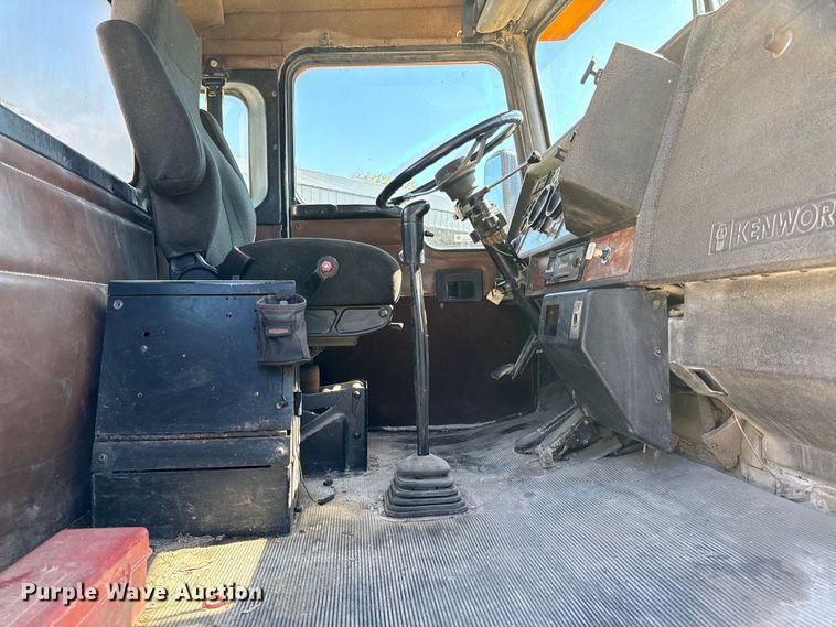 image for item DY8237 2000 Kenworth ready mix truck