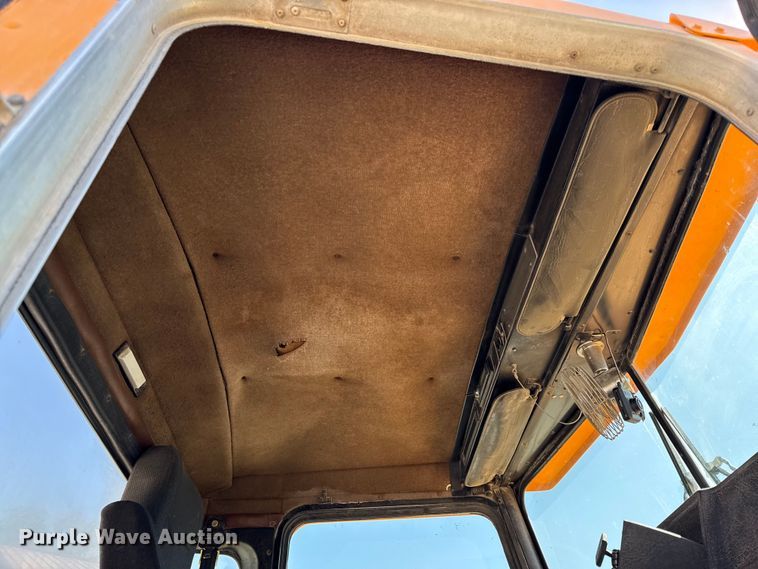 image for item DY8237 2000 Kenworth ready mix truck