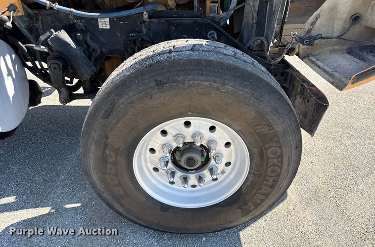 image for item DY8237 2000 Kenworth ready mix truck