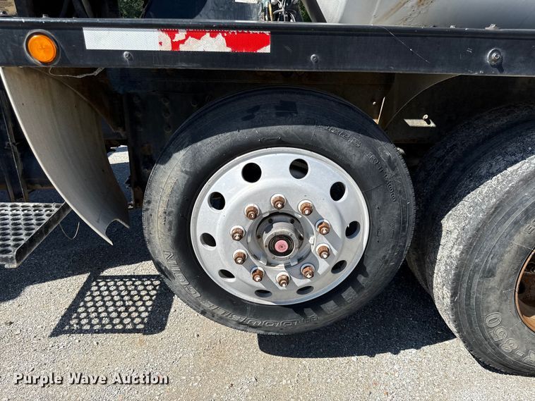 image for item DY8237 2000 Kenworth ready mix truck