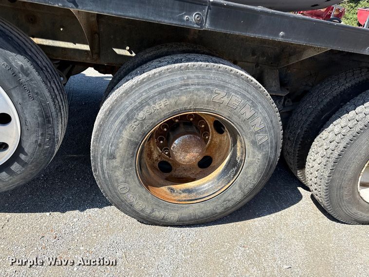 image for item DY8237 2000 Kenworth ready mix truck