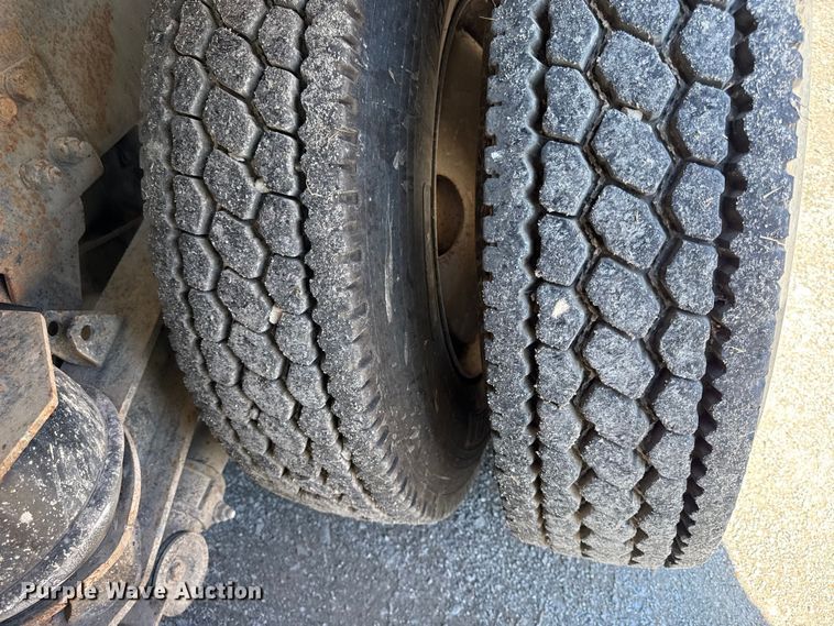 image for item DY8237 2000 Kenworth ready mix truck