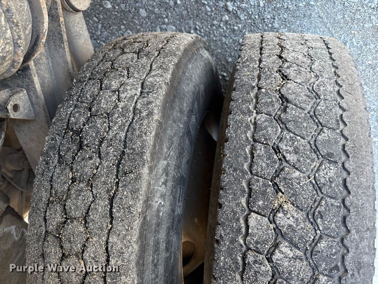 image for item DY8237 2000 Kenworth ready mix truck