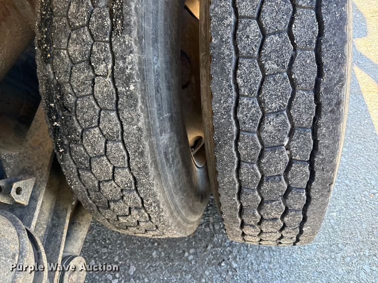 image for item DY8237 2000 Kenworth ready mix truck