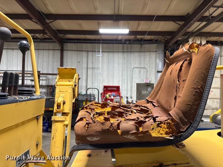 image for item DY8239 1998 Vermeer V-5800 trencher