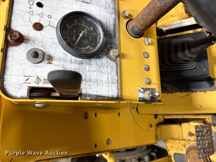 image for item DY8239 1998 Vermeer V-5800 trencher