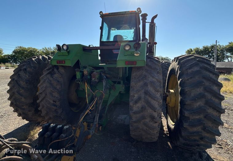 image for item DY8240 1992 John Deere 8960 4WD bi-directional tractor